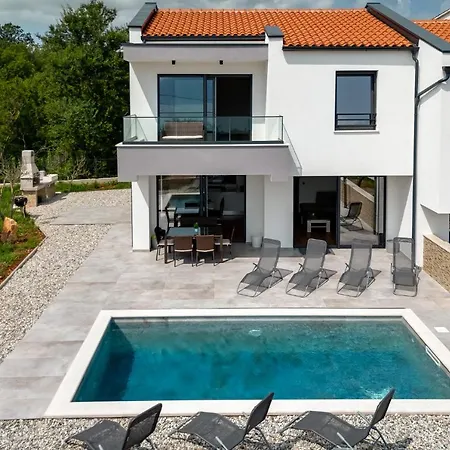 Lavanda: Poolside Retreat With Access And Panoramic Views Villa Risika