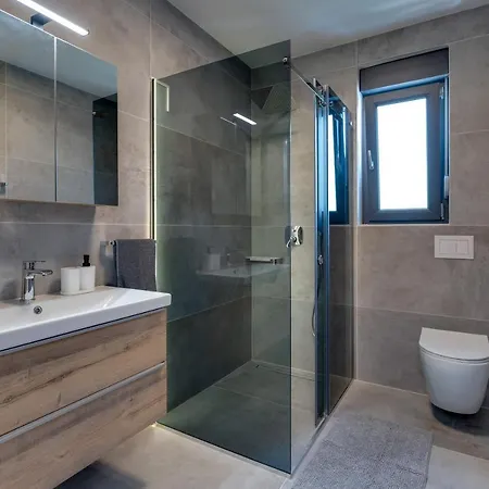Lavanda: Poolside Retreat With Access And Panoramic Views Risika