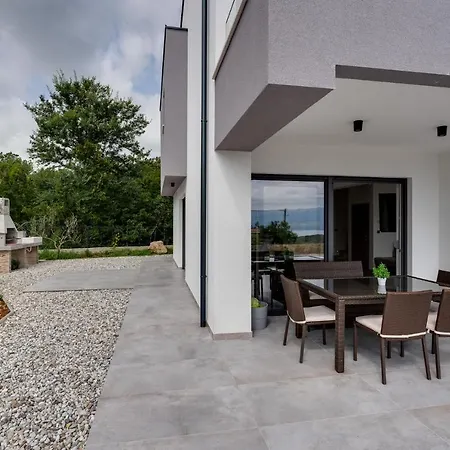 Lavanda: Poolside Retreat With Access And Panoramic Views