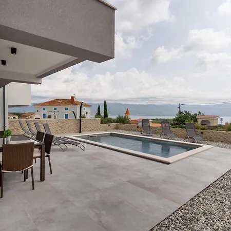 Lavanda: Poolside Retreat With Access And Panoramic Views Villa