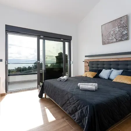 Villa Lavanda: Poolside Retreat With Access And Panoramic Views Risika