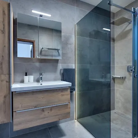 Lavanda: Poolside Retreat With Access And Panoramic Views Risika