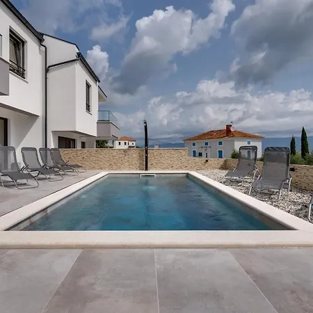 Lavanda: Poolside Retreat With Access And Panoramic Views Risika