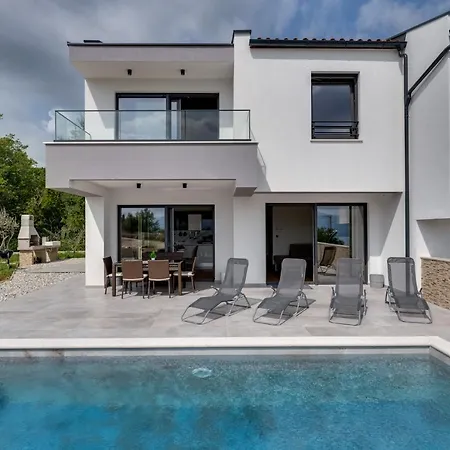 Lavanda: Poolside Retreat With Access And Panoramic Views Villa Risika