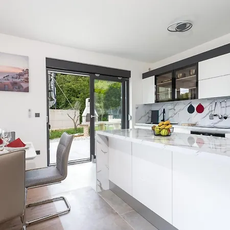 Lavanda: Poolside Retreat With Access And Panoramic Views *