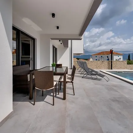 Villa Lavanda: Poolside Retreat With Access And Panoramic Views Risika