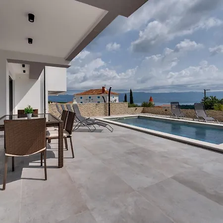 Lavanda: Poolside Retreat With Access And Panoramic Views