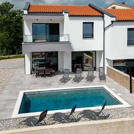 Lavanda: Poolside Retreat With Access And Panoramic Views Villa Risika